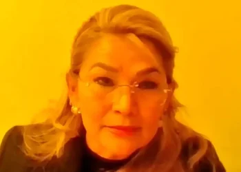 Jeanine Áñez escucha la resolución del juez/ Captura de video