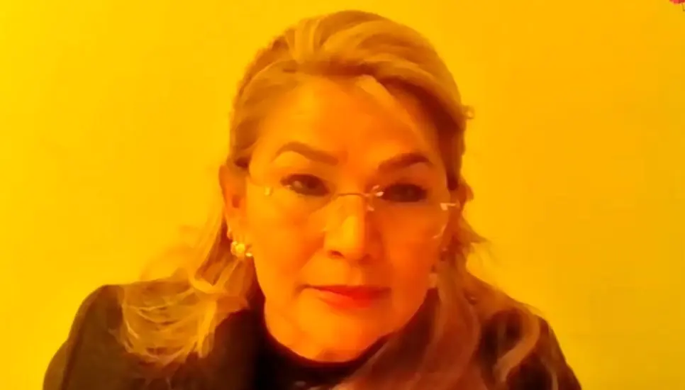 Jeanine Áñez escucha la resolución del juez/ Captura de video