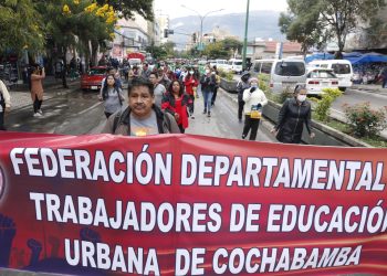 Maestros urbanos de Cochabamba salen en marcha y bloqueo en apoyo a sus colegas. Foto: APG