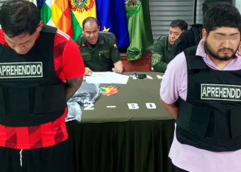 La Policía presentó a los dos aprehendidos/ Policía Boliviana