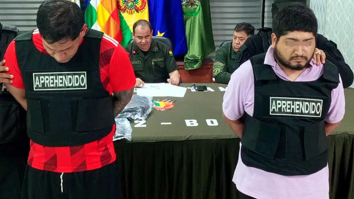 La Policía presentó a los dos aprehendidos/ Policía Boliviana