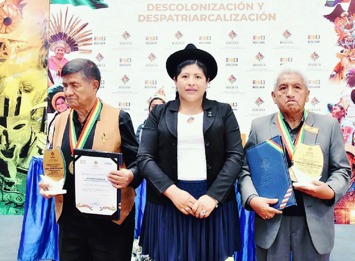 La ministra de culturas con los galardonados/Min. de Culturas