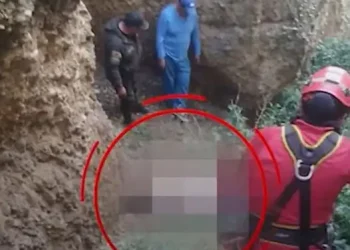 Bomberos y la Policía rescatan el cuerpo sin vida de una mujer en un barranco de Alto Chijini. FOTO: RRSS