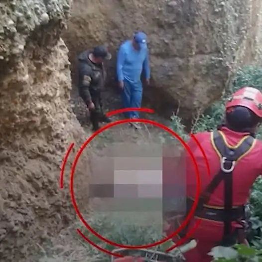 Bomberos y la Policía rescatan el cuerpo sin vida de una mujer en un barranco de Alto Chijini. FOTO: RRSS