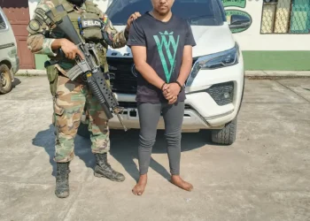 FELCC detiene a un extranjero y dos bolivianos con droga y armas de fuego