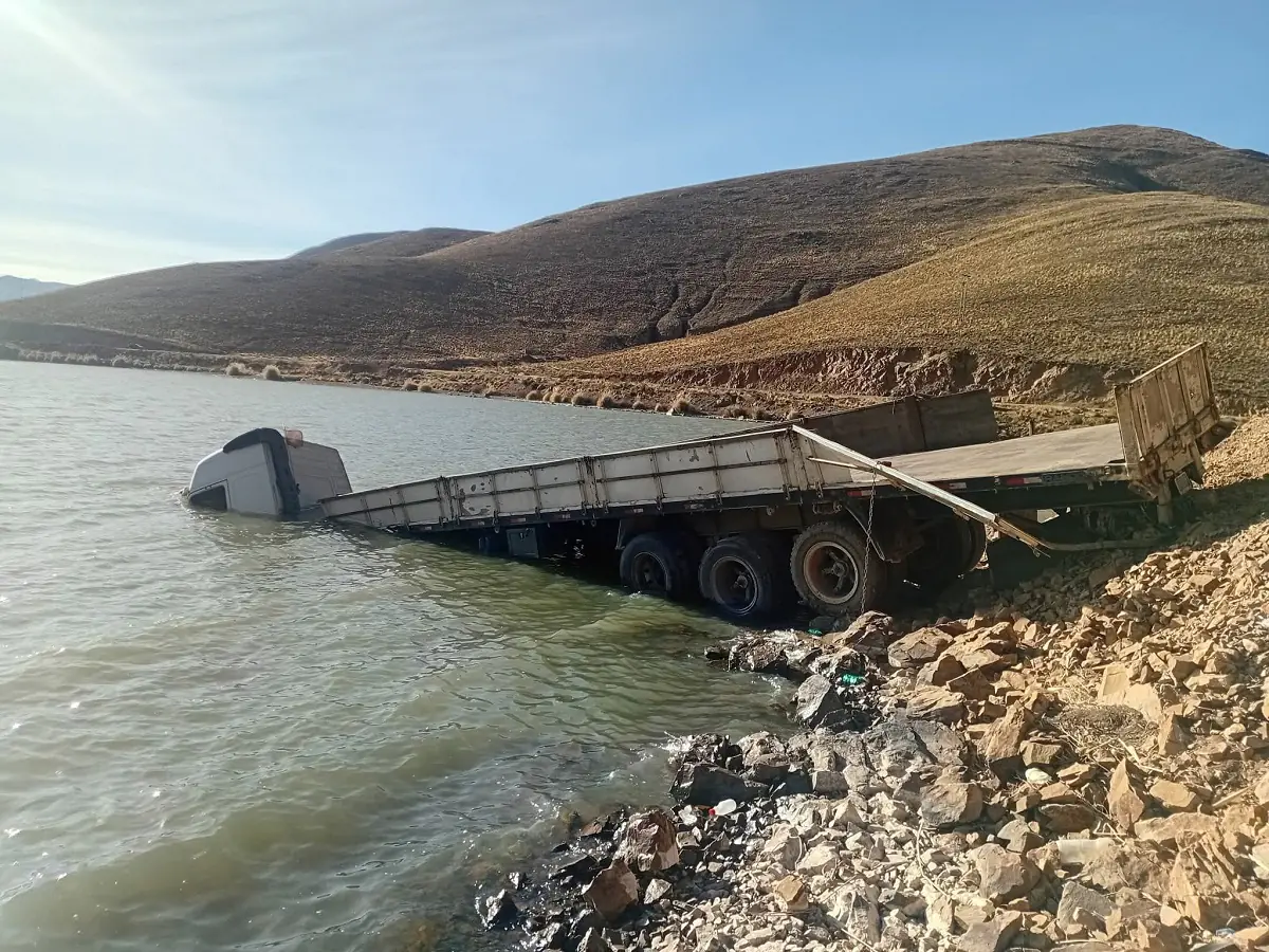 La cabina del tractocamión quedó sumergida en el agua/RadioOmega