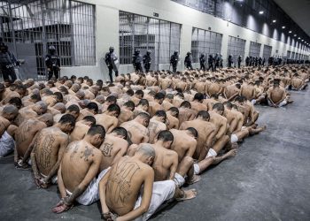 Con este traslado, ascienden a 4.000 pandilleros encerrados, según Bukele.