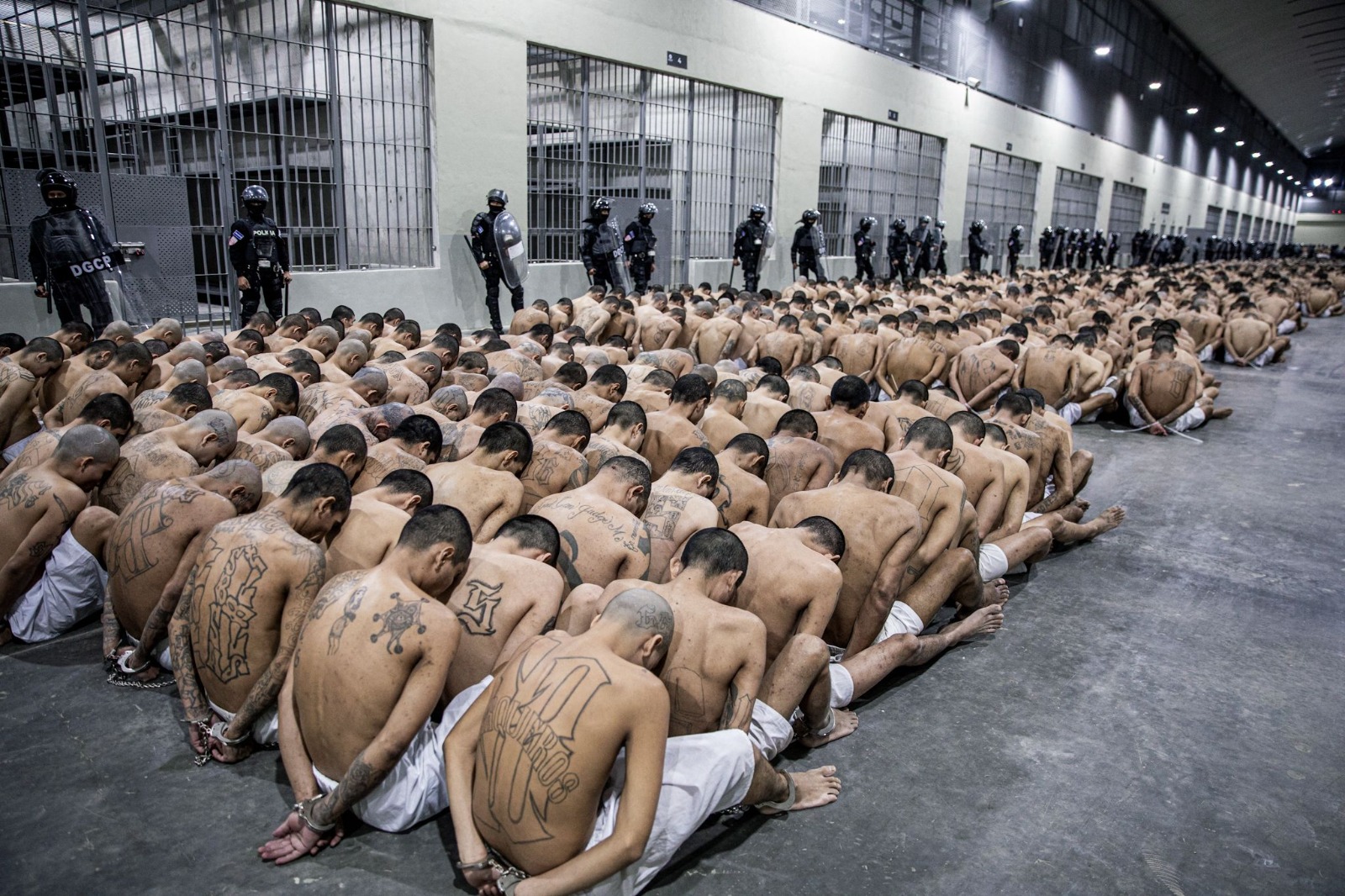 Con este traslado, ascienden a 4.000 pandilleros encerrados, según Bukele.