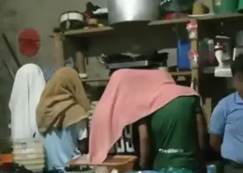 Un hombre vendía droga con sus hijos menores de edad/Captura de video