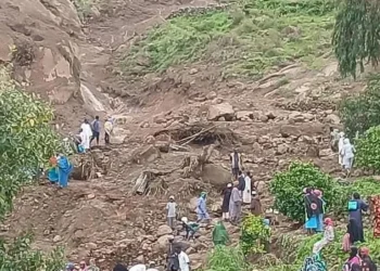 Aún buscan cuerpos entre el lodo y rocas/AFP