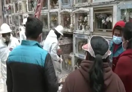 Familiares de un fallecidos busca sus restos. FOTO: Captura red Uno