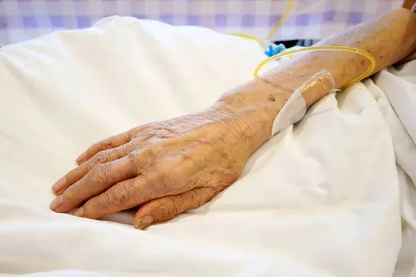Las mujeres de la tercera edad están en un hospital/Fiscalía General
