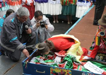 La Reina del Carnaval chapaco despierta al pepino con un beso. Foto: APG