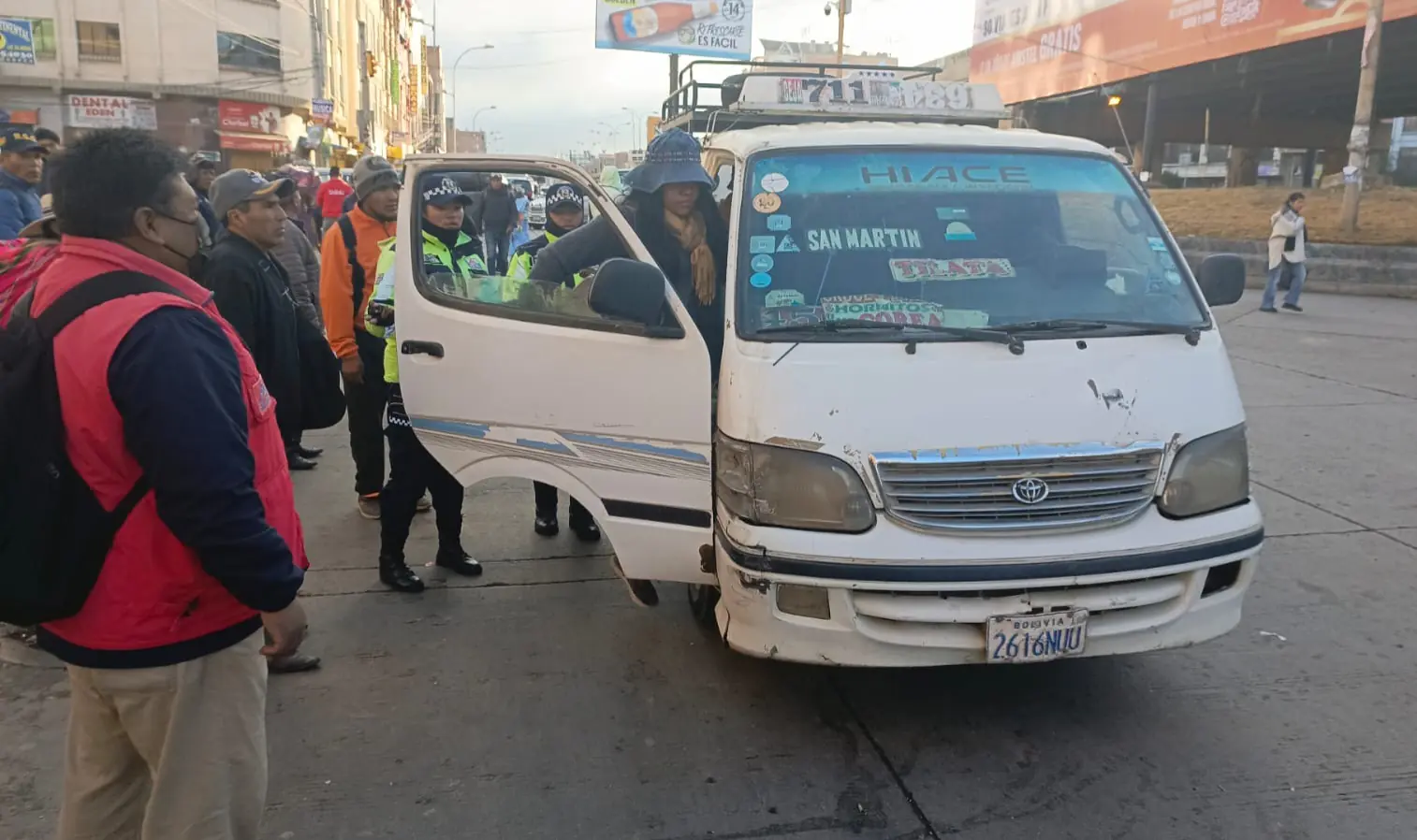 Control de la Alcaldía al servicio de transporte público en el cruce a Villa Adela. FOTO: GAMEA