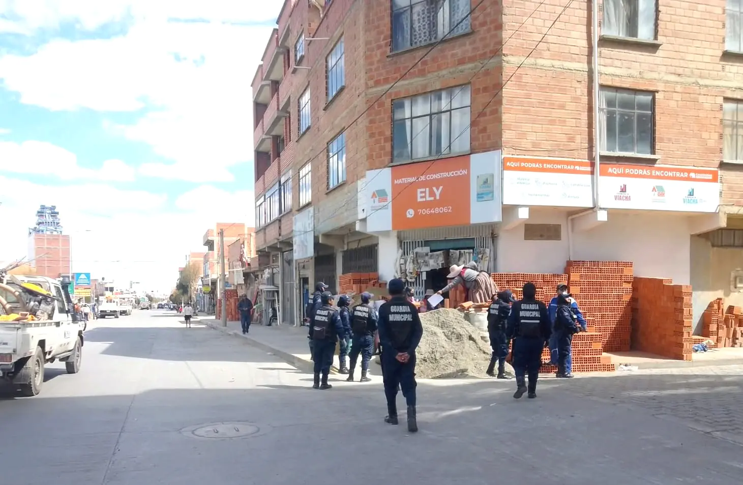 La Intendencia de El Alto realizó la liberación de espacios públicos en la zona Huayna Potosí. FOTO: GAMEA