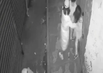 Las imágenes de seguridad captaron el momento en el que una niña fue golpeada por otros menores de edad. FOTO: Captura RRSS