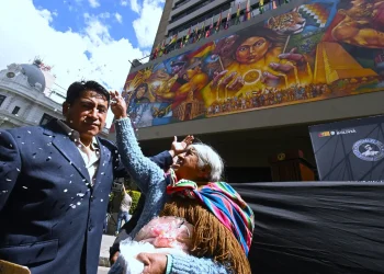 El artista Wilson Zambrana junto a su mamá la inaugurar su mural/ Heiddy Quiroga