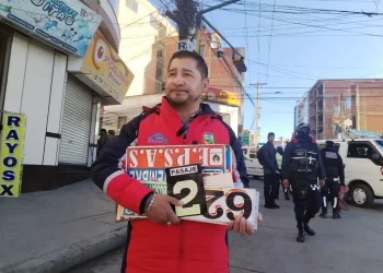 El secretario de Movilidad Urbana de El Alto con letreros decomisados. FOTO: GAMEA