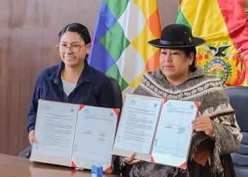 Las alcaldesas de El Alto, Eva Copa, y de Laja, lucía Condori, tras la firma del convenio. FOTO: GAMEA