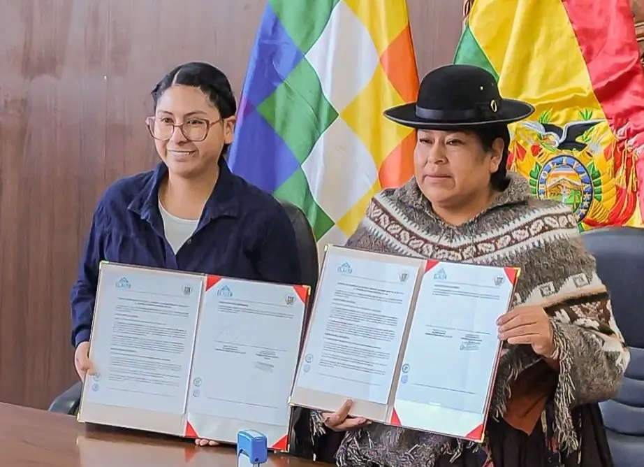 Las alcaldesas de El Alto, Eva Copa, y de Laja, lucía Condori, tras la firma del convenio. FOTO: GAMEA