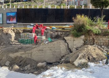 Obreros refaccionan el muro lateral que contiene el Choqueyapu. Foto: AMUN
