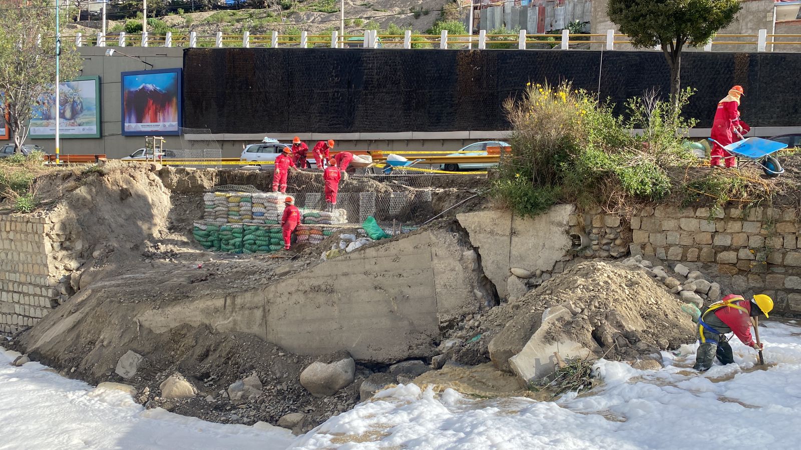 Obreros refaccionan el muro lateral que contiene el Choqueyapu. Foto: AMUN