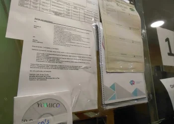 Personal del Ejecutivo edil dejó el documento pegado en la oficina del SITRAM. FOTO: Javier Escalier