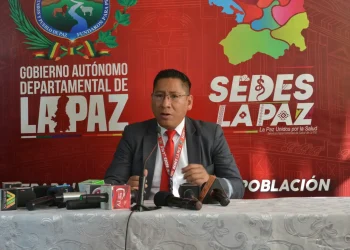 El jefe de Epidemiología del Sede, Javier Mamani, en conferencia de prensa. FOTO: Sedes La Paz