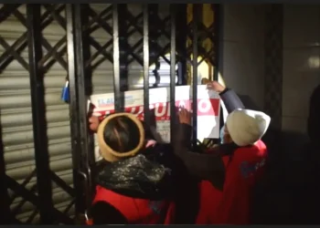 Más de 200 personas quedaron arrestadas y decenas de licorerías y discotecas clausuradas en El Alto por infringir el auto de buen gobierno. FOTO:RRSS