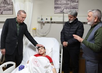 Visitan a los sobrevivientes de los terremotos en Turquía. Foto: AFP