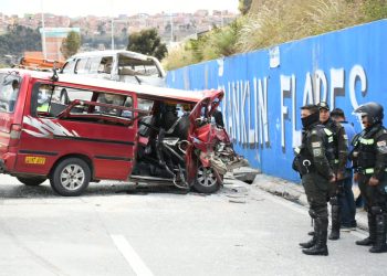 Dos minibuses chocan en la autopista y al menos siete personas resultan heridas