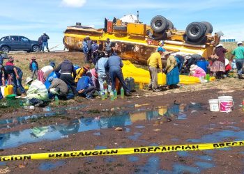 Un camión cisterna con al menos 33.000 litros de combustible vuelca en la carretera a Oruro