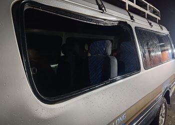 Una mujer muere luego que una piedra cayó sobre el minibús en que viajaba