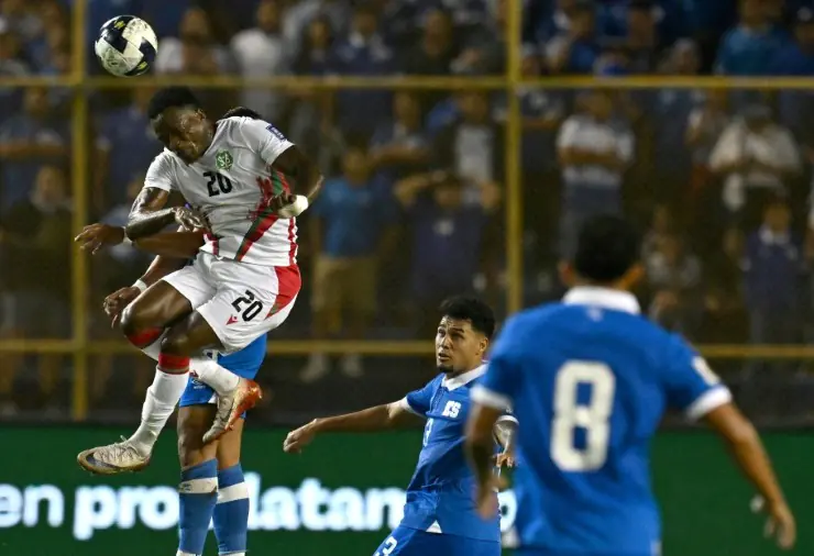 FIFA sanciona a El Salvador por gritos racistas ante Surinam