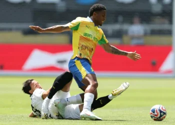 Brasileño Ribeiro recibe cuatro premios del fútbol sudafricano