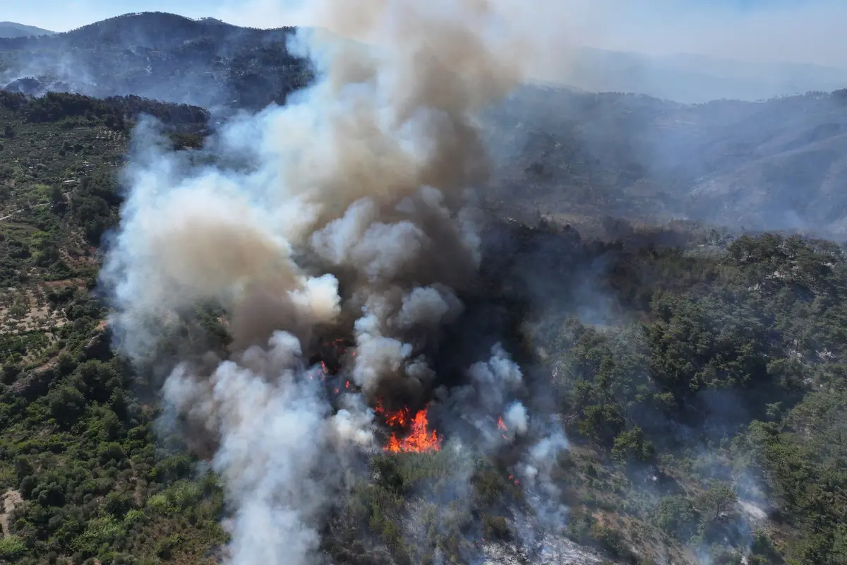 Los vientos ayudan a la propagación del fuego/AFP