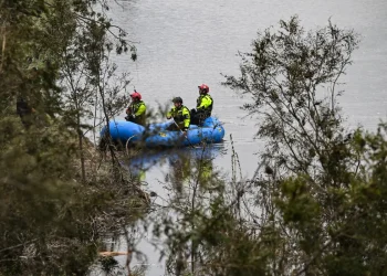 Los rescatistas aún buscan víctimas de los desbordes/AFP