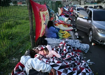 Prefieren dormir en la calle por temor a las réplicas/AFP