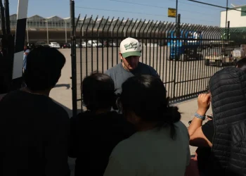 Los familiares de los detenidos esperan noticias/AFP