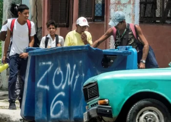 Gente buscando en la basura en La Habana/AFP