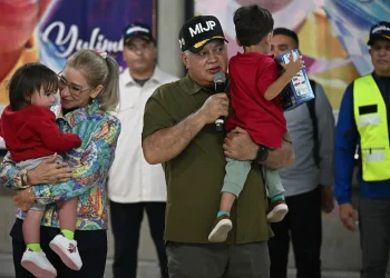 Diosdado Cabello recibió a los niños que llegaron de EEUU/AFP