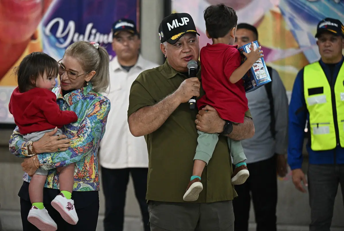 Diosdado Cabello recibió a los niños que llegaron de EEUU/AFP