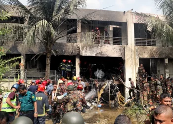 La escuela donde se estrelló el avión quedó en ruinas/AFP