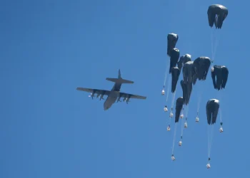 Varios países lanzan toneladas de alimentos desde el aire/AFP
