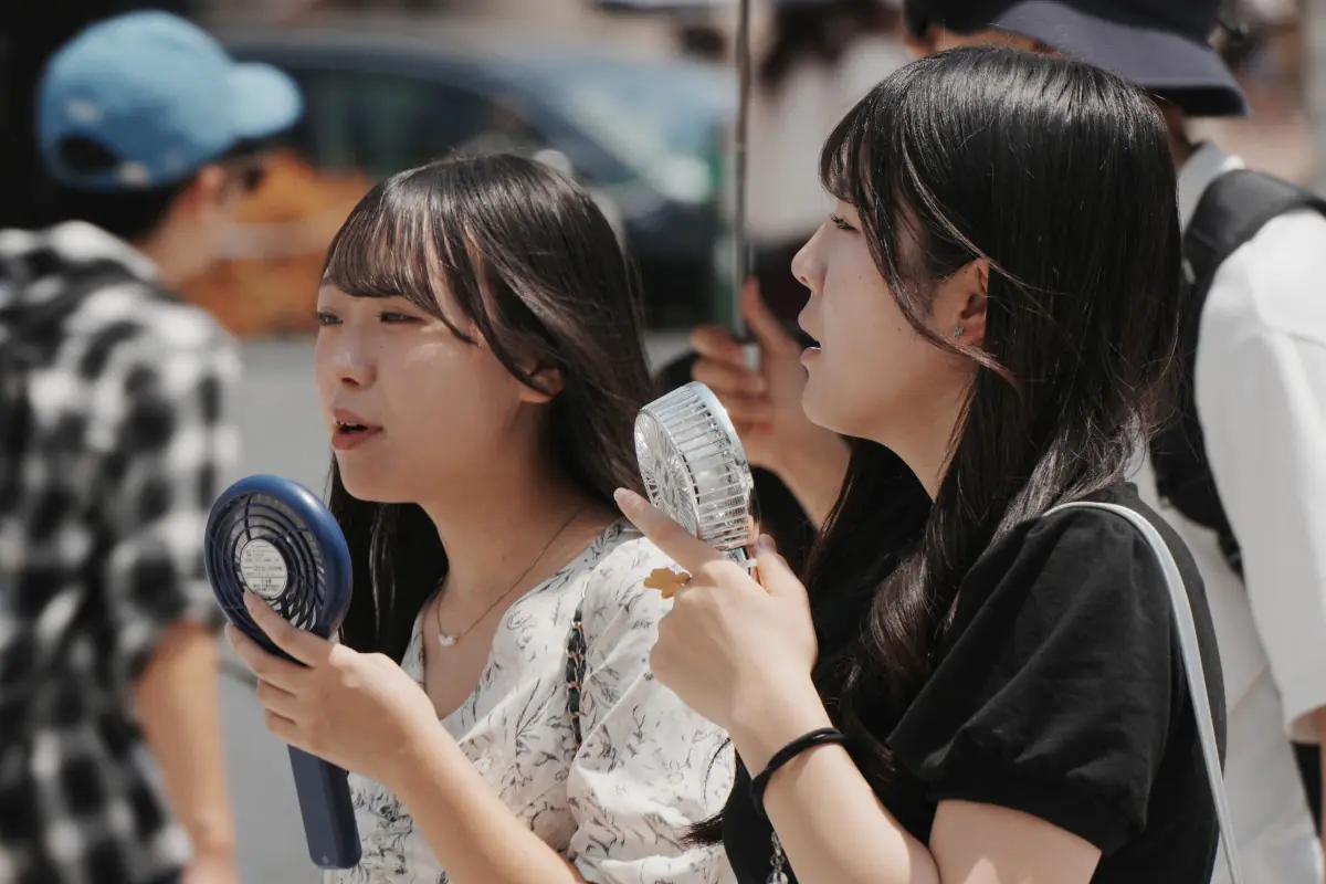 Los japoneses utilizan ventiladores portátiles/AFP