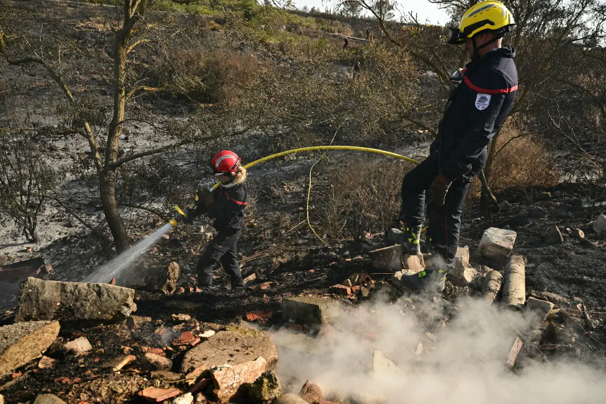 Una ola de calor complica el trabajo de los bomberos/AFP