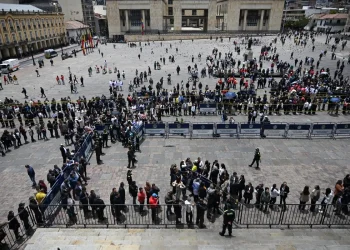 La población hace filas por horas para despedir a Uribe/ AFP