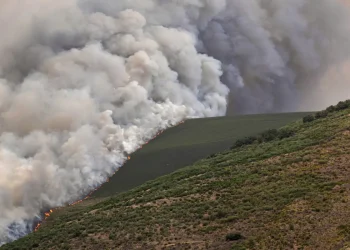 El fuego sigue avanzando en el oeste de España/AFP