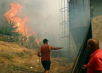 El fuego amenaza a varias poblaciones/AFP