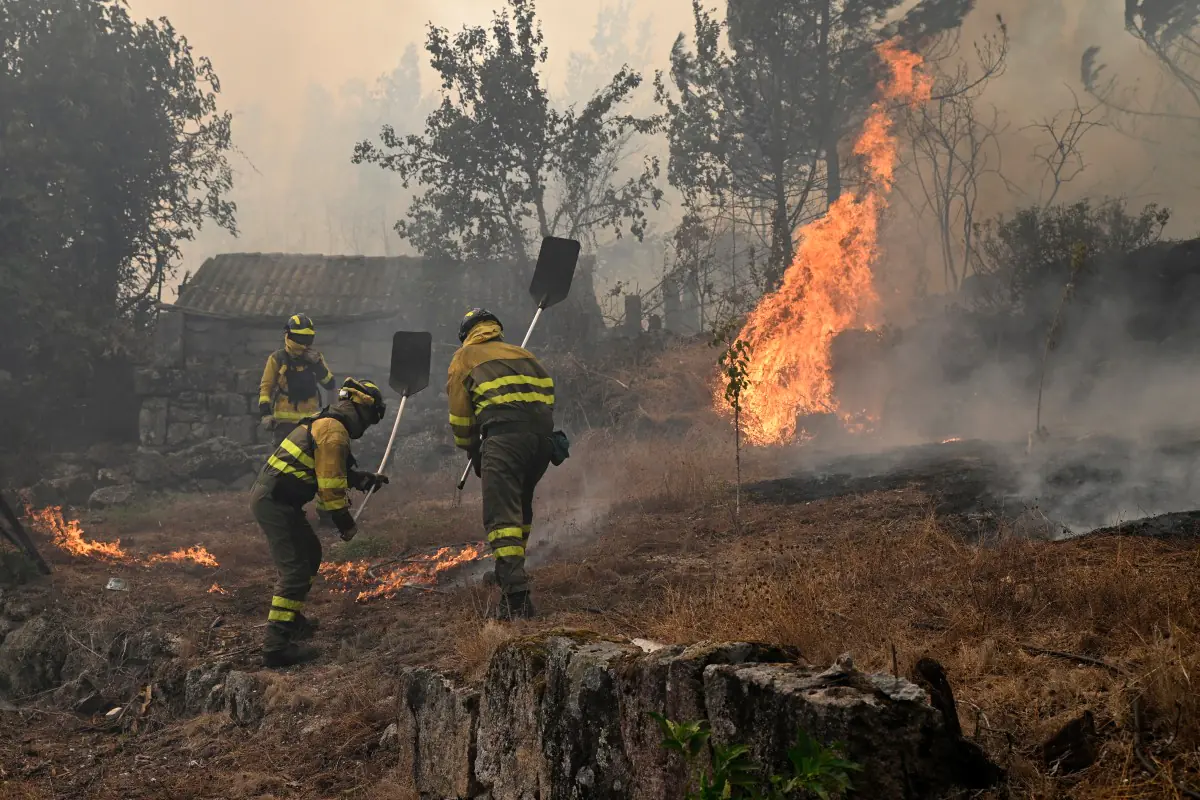Los bomberos continúan combatiendo el fuego/AFP